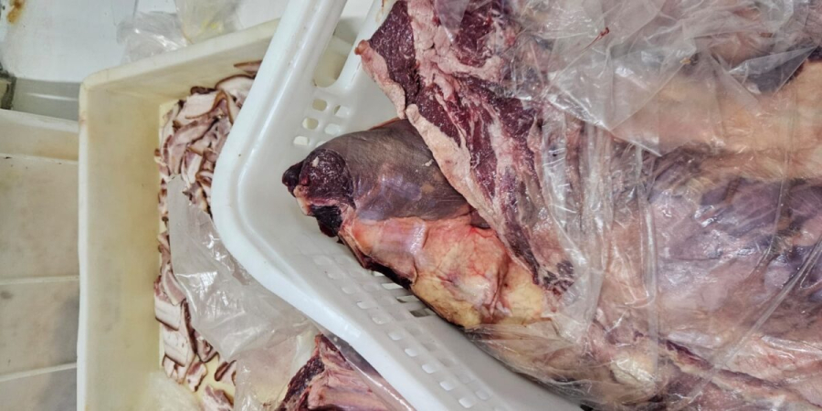 Procon Goiás apreende mais de 215 kg de carne imprópria para consumo em supermercado de Goiânia