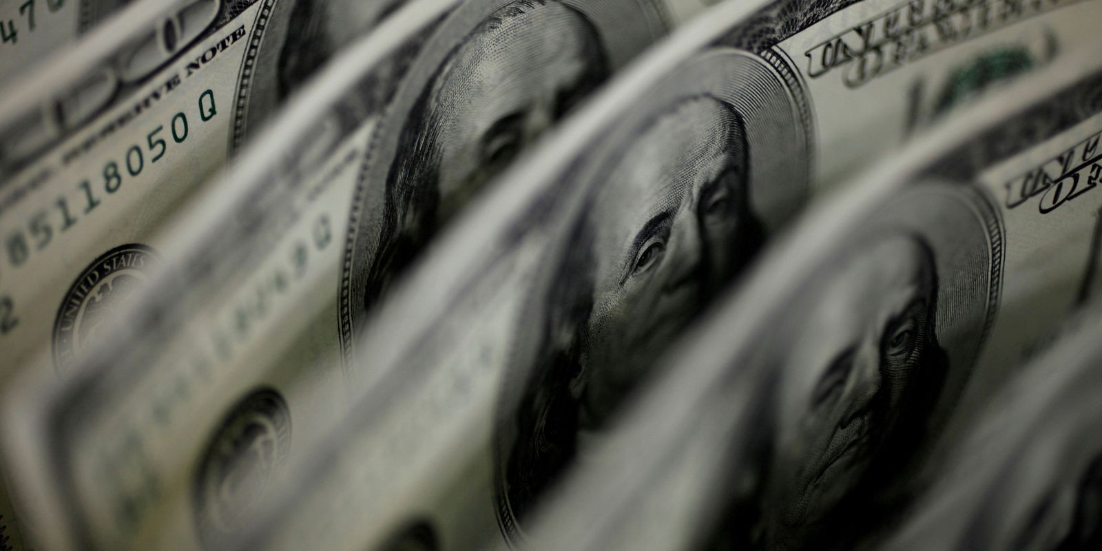 Dólar cai a R$ 4,91 e fecha no menor valor em 27 meses